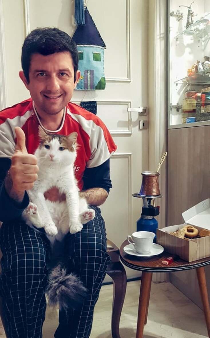 Ο Μιχάλης Οικονόμου σπίτι του με την γάτα του, ψήνει καφέ 