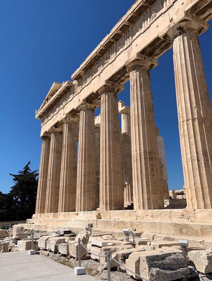 Η βορειοανατολική και η νοτιοδυτική πλευρά