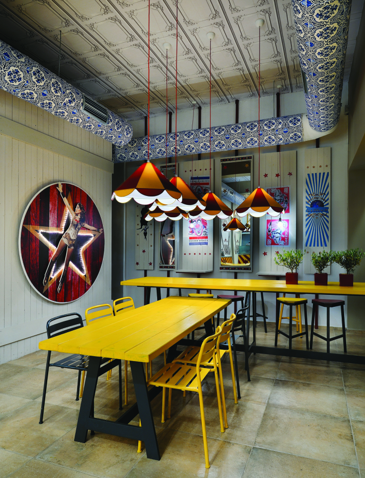 Στη λεωφόρο Ποσειδώνος, σούρουπο και με μια θάλασσα πορτοκαλιά, μαθαίνω πως Biribildu σημαίνει στα βασκικά ό,τι γυρίζει γύρω από τον εαυτό του. 