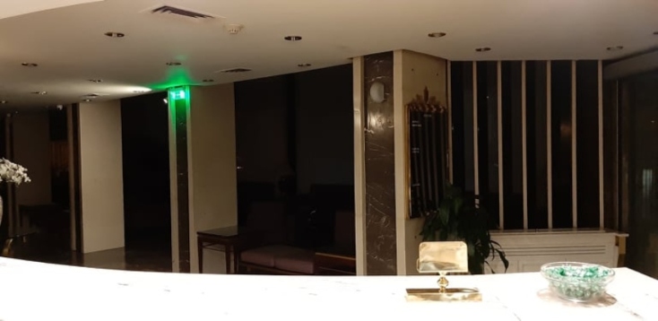 #menoumespiti με την Athens Voice: Ο συγγραφέας Γιώργος Γιώτσας περιγράφει μία μέρα στο ξενοδοχείο, εν μέσω πανδημίας κορωνοϊού.