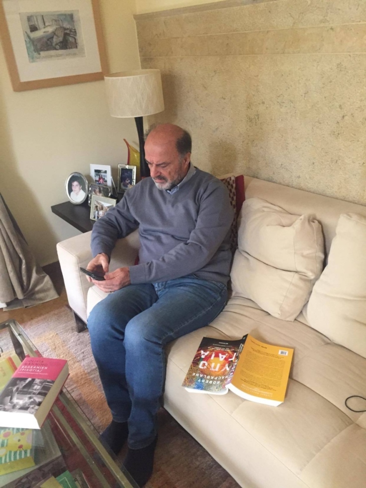 #menoumespiti με την Athens Voice: Ο ιδρυτής των εκδόσεων Μεταίχμιο, Νώντας Παπαγεωργίου, περιγράφει μία μέρα στο σπίτι, εν μέσω πανδημίας κορωνοϊού