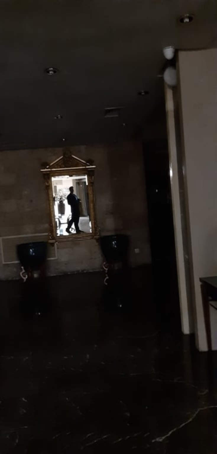 #menoumespiti με την Athens Voice: Ο συγγραφέας Γιώργος Γιώτσας περιγράφει μία μέρα στο ξενοδοχείο, εν μέσω πανδημίας κορωνοϊού.