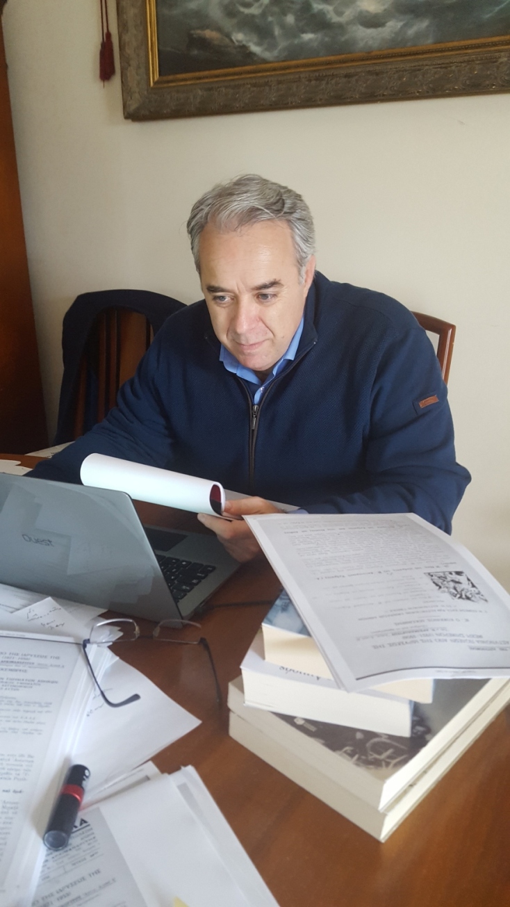 #menoumespiti με την Athens Voice: Ο συγγραφέας και δημοσιογράφος Πάνος Αμυράς περιγράφει μία μέρα στο σπίτι, εν μέσω πανδημίας κορωνοϊού