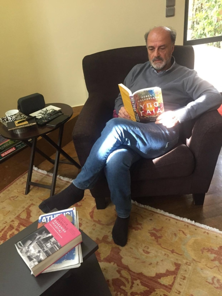 #menoumespiti με την Athens Voice: Ο ιδρυτής των εκδόσεων Μεταίχμιο, Νώντας Παπαγεωργίου, περιγράφει μία μέρα στο σπίτι, εν μέσω πανδημίας κορωνοϊού