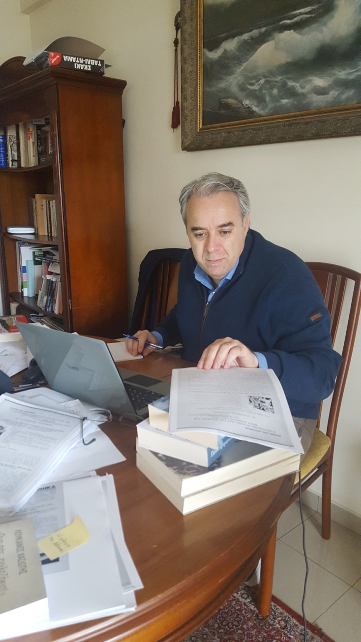 #menoumespiti με την Athens Voice: Ο συγγραφέας και δημοσιογράφος Πάνος Αμυράς περιγράφει μία μέρα στο σπίτι, εν μέσω πανδημίας κορωνοϊού