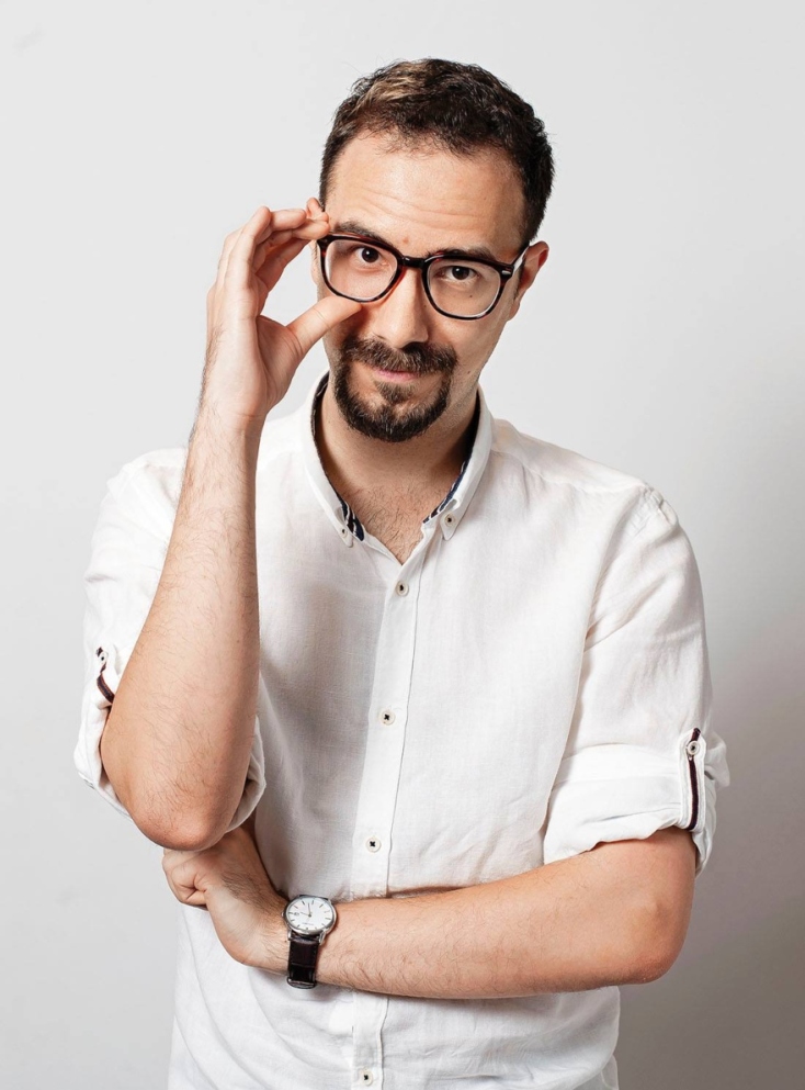 Ο συγγραφέας Βαγγέλης Γιαννίσης μιλάει στην ATHENS VOICE για το νέο το βιβλίο «Αμαρόκ» (εκδ. Διόπτρα), τα παιδικά του χρόνια, τη συγγραφή, τη μετάφραση και την καραντίνα