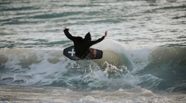 Αλκίνοος Μπούκουρας: Η ψυχή των Τελεταί Μπούκουρα τοποθετείται περί του μαύρου χιούμορ, του θανάτου και άλλων δαιμονίων