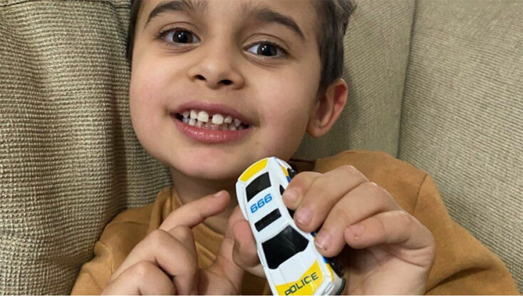 Ο 4χρονος Έσα και το αυτοκινητάκι με τον αριθμό 999 στην οροφή του