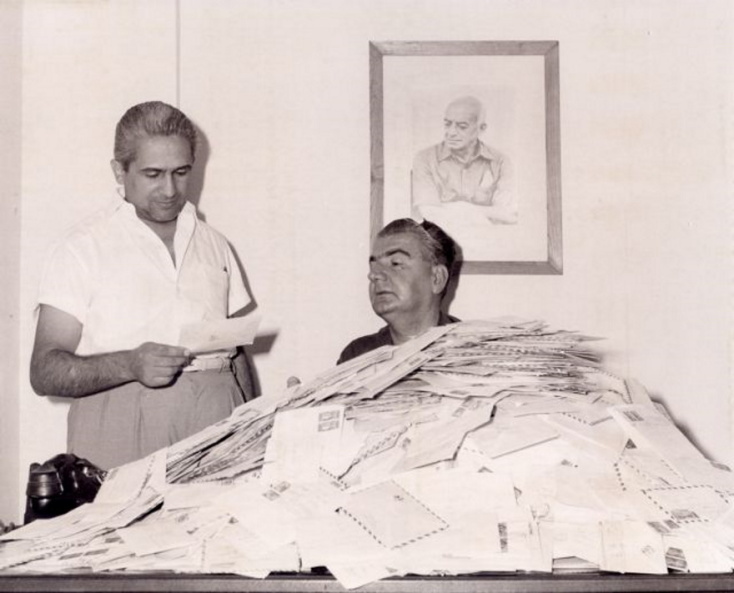 Αύγουστος 1959. Ο Κ. Νίτσος (αριστερά) στο γραφείο του  Δ. Ψαθά στην εφημερίδα, με στοίβες επιστολών πολιτών.  «Θα το γράψω στον Ψαθά...» μια από τις τρομερές απειλές της εποχής.(φωτό: Αρχείο  Λένας Κ.  Νίτσου) 