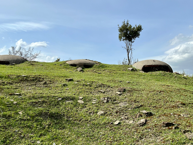 Πολυβολεία σκυροδέματος διάσπαρτα στο τοπίο της Δρόπολης, από την περίοδο του Χότζα