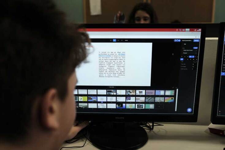 Στο εργαστήριο «Ηλεκτρισμένη ποίηση» στο Καλλιτεχνικό Γυμνάσιο Περιστερίου, οι μαθητές αξιοποιούν τις λέξεις του ποιητή, προσθέτουν δικά τους εκφραστικά στοιχεία και αναδεικνύουν τη σημασία της φαντασίας σήμερα