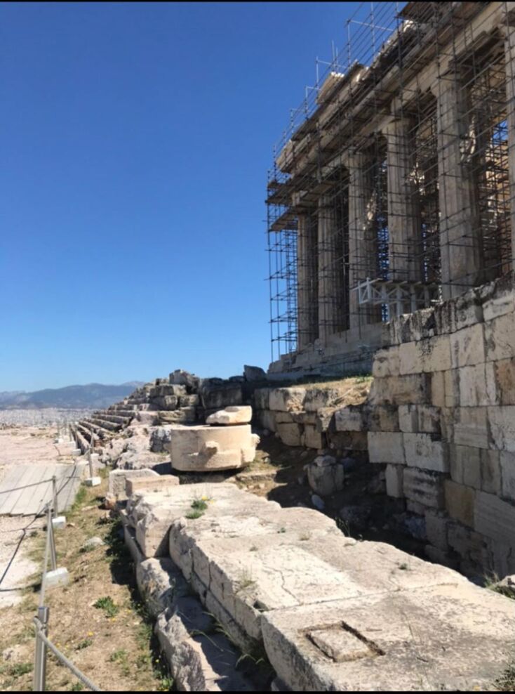 Η βορειοανατολική και η νοτιοδυτική πλευρά