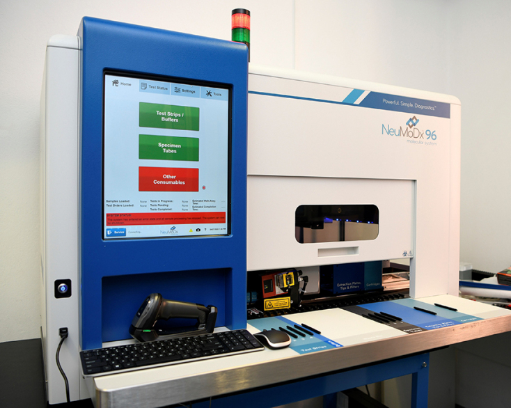 Πρόκειται για πλήρως αυτοματοποιημένο σύστημα Μοριακής Διάγνωσης για ανίχνευση του ιού SARS CoV-2 σε συμπτωματικούς, αλλά και ασυμπτωματικούς ασθενείς. 