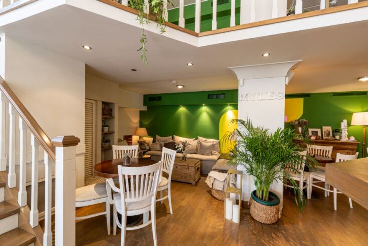 Η είσοδος στο Miles