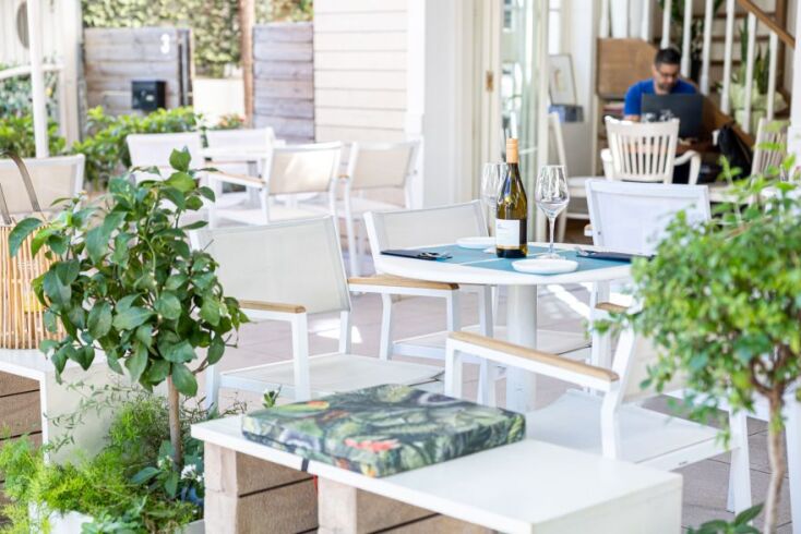 Ο εξωτερικός χώρος του Miles