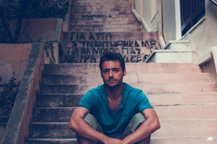 Ο Θάνος Τοκάκης τότε που έβγαινε από το σπίτι του