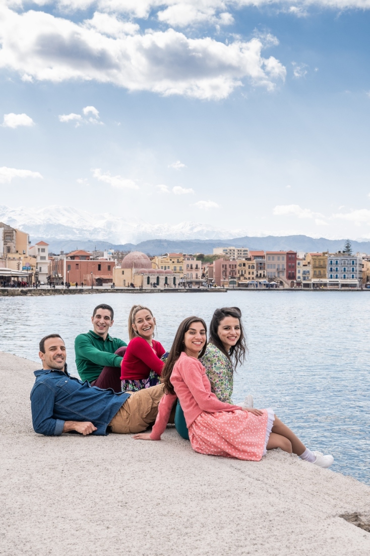 Οι συντελεστές της παράστασης «Γιοι και Κόρες» του Γιάννη Καλαβριανού σε παραγωγή του ΔΗΠΕΘΕ Κρήτης