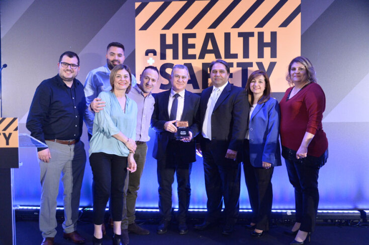 ο Διευθυντής Λειτουργίας &amp; Συντήρησης του Δικτύου κ. Β. Βασιλείου, η Διευθύντρια Υγείας, Ασφάλειας, Περιβάλλοντος &amp; Φύλαξης κ. Ν. Αργυροπούλου, η Μηχανικός Υγείας, Ασφάλειας &amp; Φύλαξης κ. Ε. Κουτίβα μαζί με την ομάδα της Vodafone.