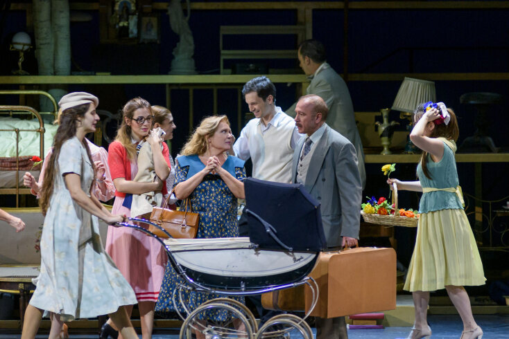 Η Μαρία Καβογιάννη μαζί με ηθοποιούς της παράστασης «Το Τρίτο Στεφάνι» σε σκηνοθεσία του Κωνσταντίνου Μαρκουλάκη