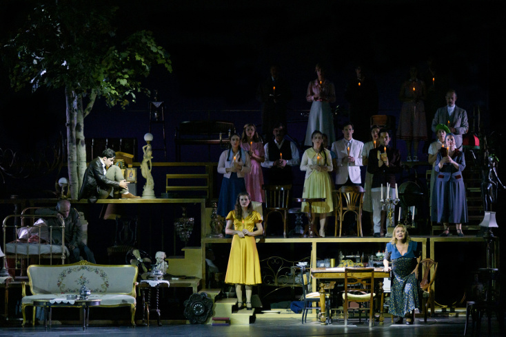 Σκηνή από τη θεατρική παράσταση «Το Τρίτο Στεφάνι» σε σκηνοθεσία του Κωνσταντίνου Μαρκουλάκη