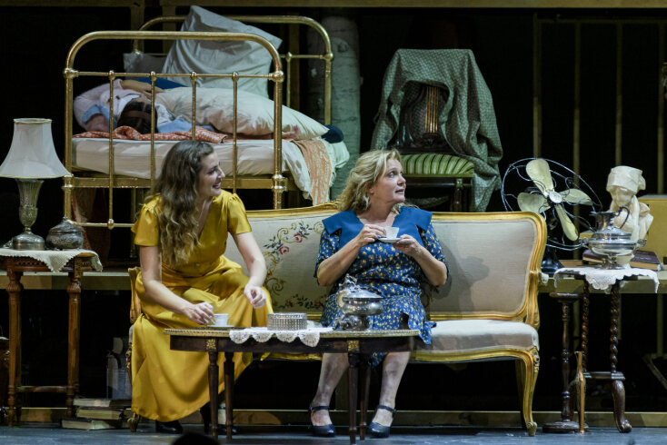 Από αριστερά: Η Μαρία Κίτσου και η Μαρία Καβογιάννη στη θεατρική παράσταση «Το Τρίτο Στεφάνι» σε σκηνοθεσία του Κωνσταντίνου Μαρκουλάκη