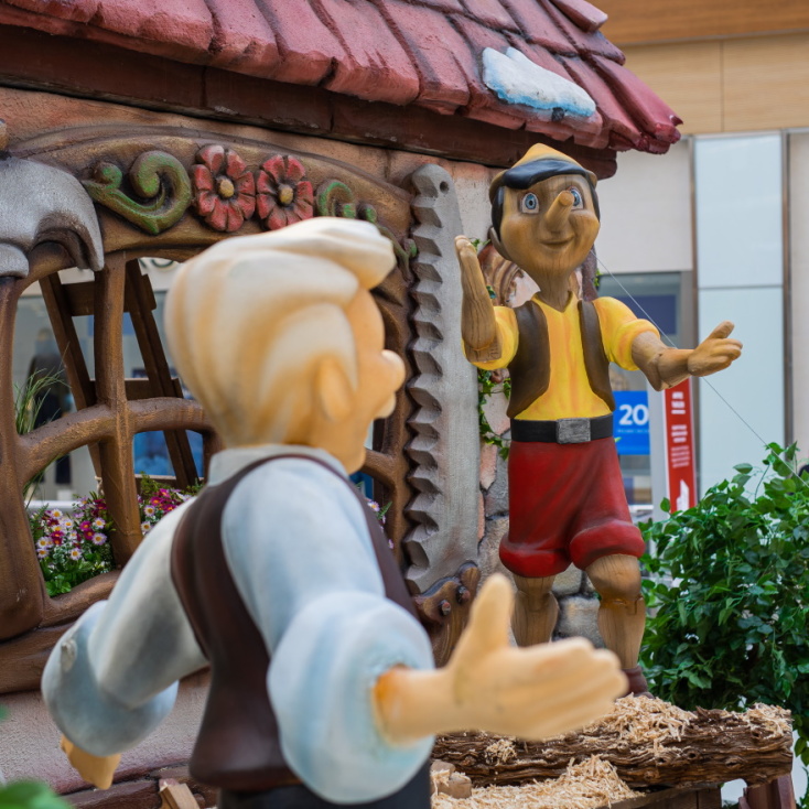 Φωτογραφία με τον Πινόκιο και τον Τζεπέτο. 