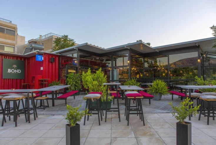 Ο εσωτερικός χώρος του Bond αποτελείται από τέσσερα ανακυκλωμένα container 