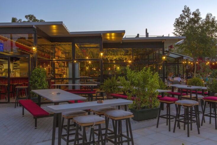 Ο εσωτερικός χώρος του Bond αποτελείται από τέσσερα ανακυκλωμένα container 