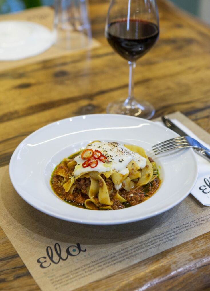 Παπαρδέλες με ραγού από μοσχαρίσιο κιμά, βότανα και σάλτσα μετσοβόνε 