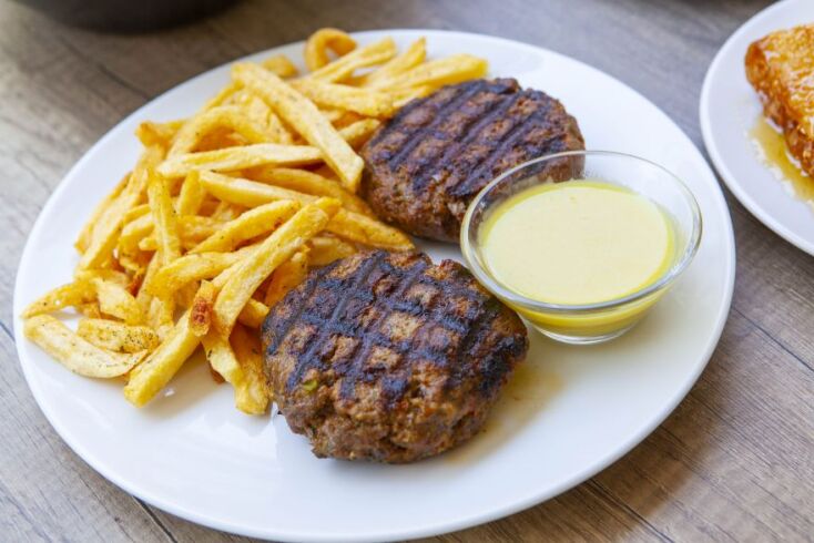 Μοσχαρίσια μπιφτέκια ψημένα στα κάρβουνα