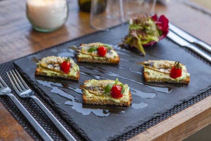 Μπρουσκέτες σαρδέλας σε χειροποίητο ψωμί, με πέστο μαϊντανού και πίκλα πράσινου μήλου 