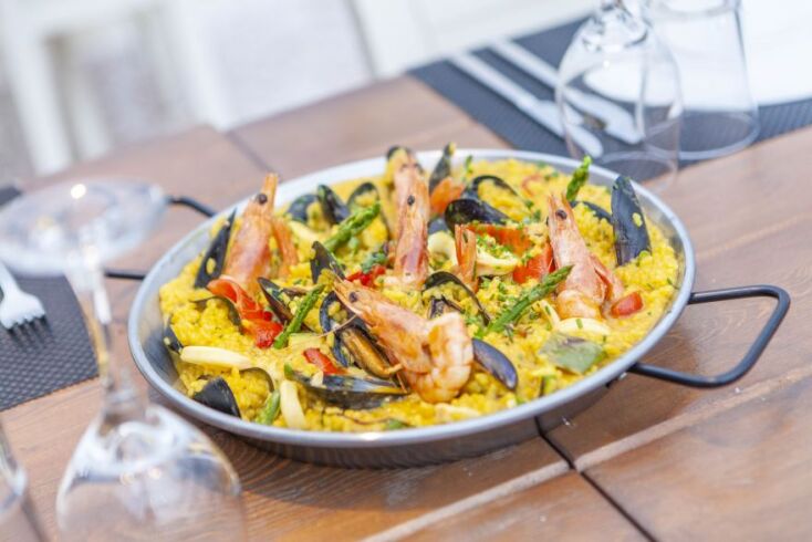 Paella θαλασσινών (για 2 ή 4 άτομα) με γαρίδες, φιλέτο ψαριού, μύδια, καπνιστά λαχανικά και άρωμα σαφράν