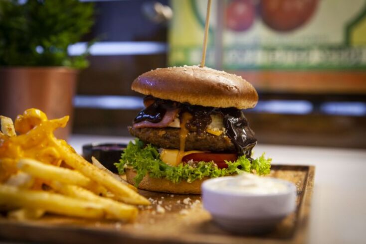 Το λαχταριστό burger στο Πιάτσα Καλαμάκι