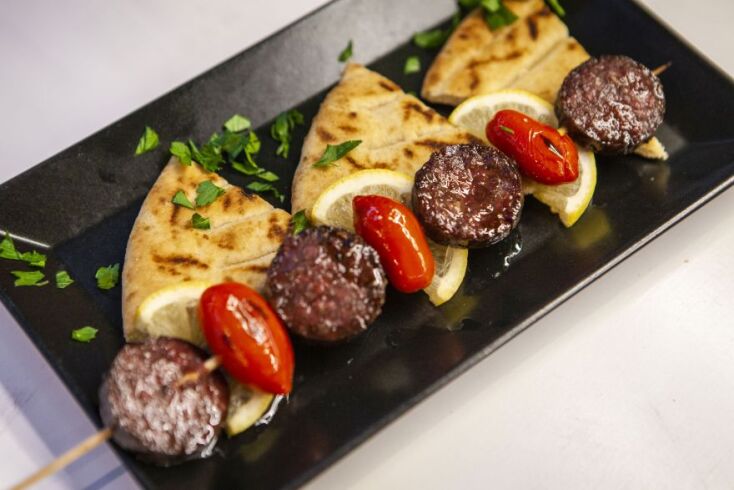 Ψητό λουκάνικο με πιτούλες στο Πιάτσα Καλαμάκι