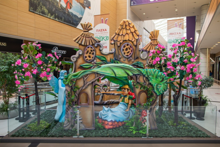 Φωτογραφία από την έκθεση του Πινόκιο στο μεγαλύτερο εμπορικό της πόλης.