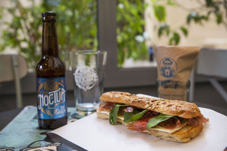 Σάντουιτς με Jamon Serrano, brie, πέστο, βαλσάμικο και ελαιόλαδο 