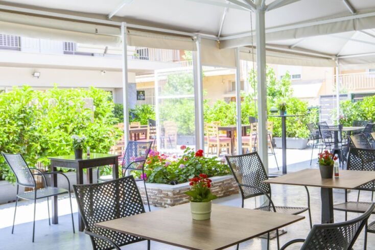 Η αυλή στο Καφέ-Μεζεδοπωλείο Πολύγωνο