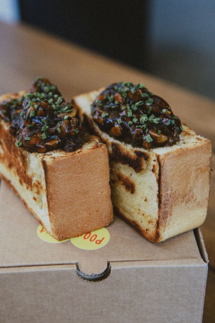 Sado: χειροποίητο παστράμι, μαγιονέζα τρούφα και κέτσαπ μανιταριών 