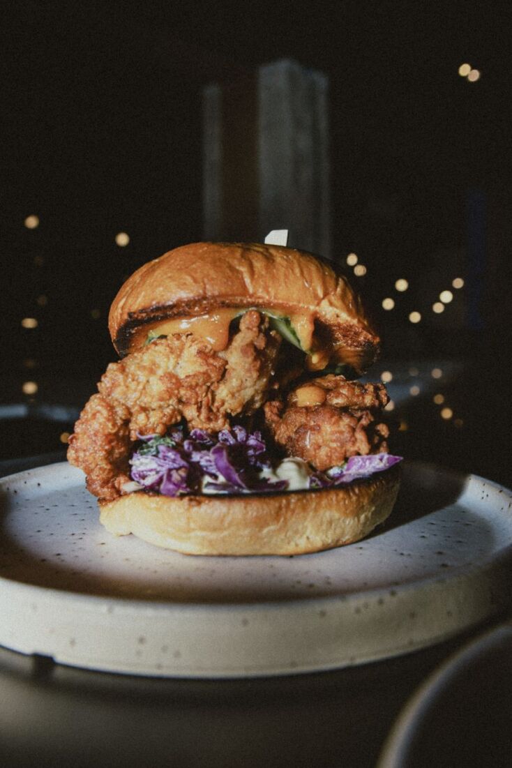 Πατατόψωμο με Korean κοτόπουλο, coleslaw και φιστικοβούτυρο