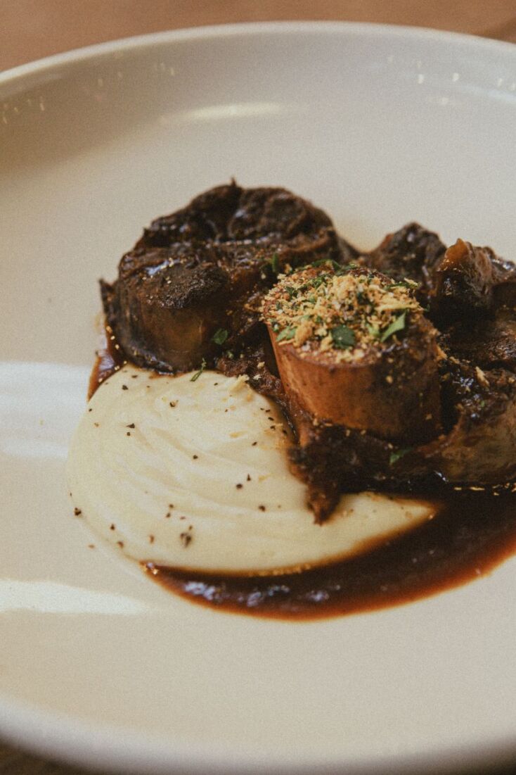 Ossobuco με πουρέ σελινόριζας και κρεμολάτα