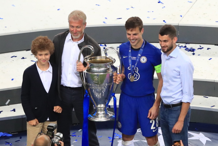 Ο Ρόμαν Αμπράμοβιτς με το γιο του και τον αρχηγό της Τσέλσι Αθπιλικουέτα