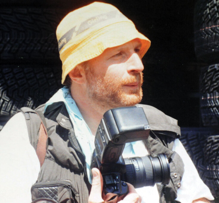 Ο φωτογράφος Τάσος Αρωνίτης περιγράφει  τη δική του προσέγγιση για το «Ακροπολικό» του φετίχ, που δεν είναι άλλο από ένα… καπελάκι