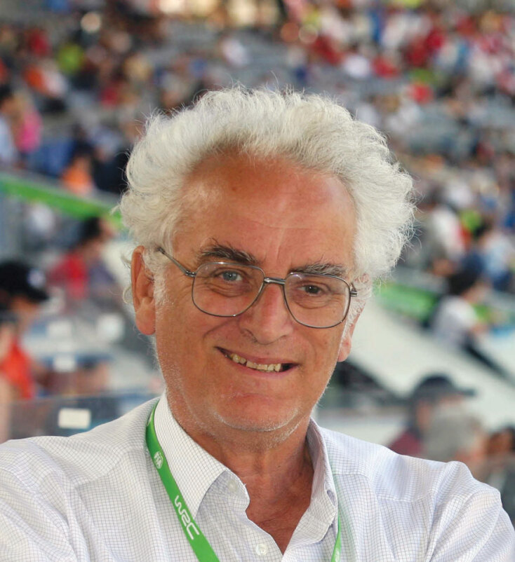 Martin Holmes, 1940-2020. Ξεκίνησε τις σπουδές του στη νομική, αλλά τον κέρδισαν η δημοσιογραφία και τα ράλι.