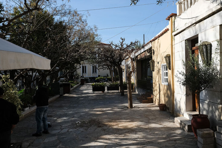 Άδεια η Πλάκα από κόσμο - Κλειστά τα καταστήματα 