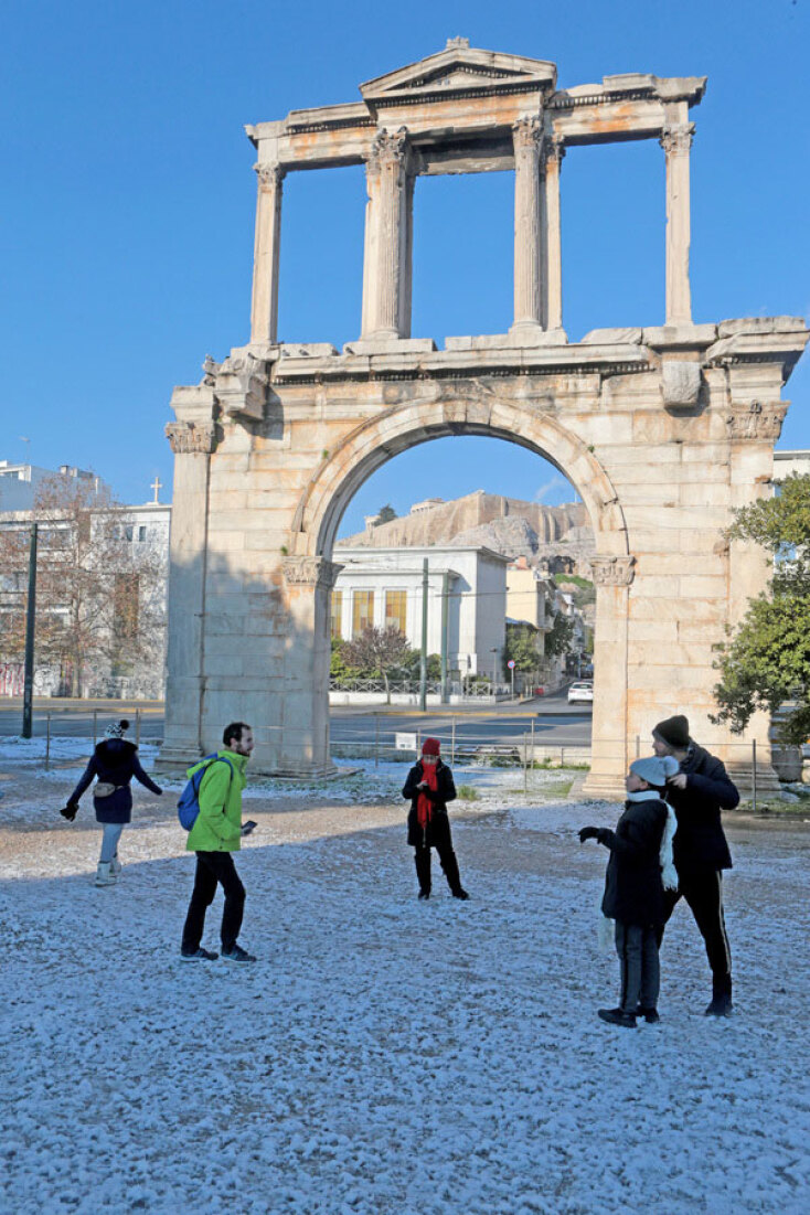 Χιόνι μπροστά στην Πύλη του Αδριανού