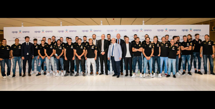 Ο Δημήτρης Μελισσανίδης, ο Καμίλ Ζίγκλερ, Εκτελεστικός Πρόεδρος ΟΠΑΠ, ο Γιαν Κάρας, Acting CEO ΟΠΑΠ, ο Μηνάς Λυσάνδρου, Α’ Αντιπρόεδρος και Διευθύνων Σύμβουλος ΠΑΕ ΑΕΚ με τους παίκτες και το τεχνικό επιτελείο της ΑΕΚ