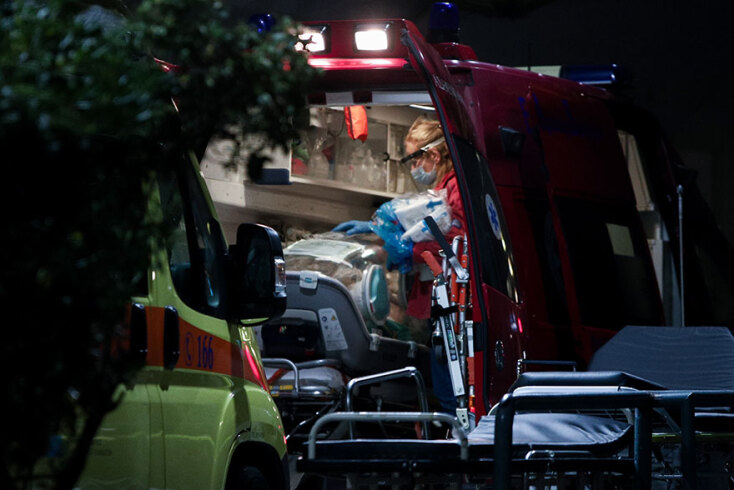 Ασθενοφόρο του ΕΚΑΒ μεταφέρει την ειδική κάψουλα με διασωληνωμένο ασθενή στο νοσοκομείο «Ευαγγελισμός»