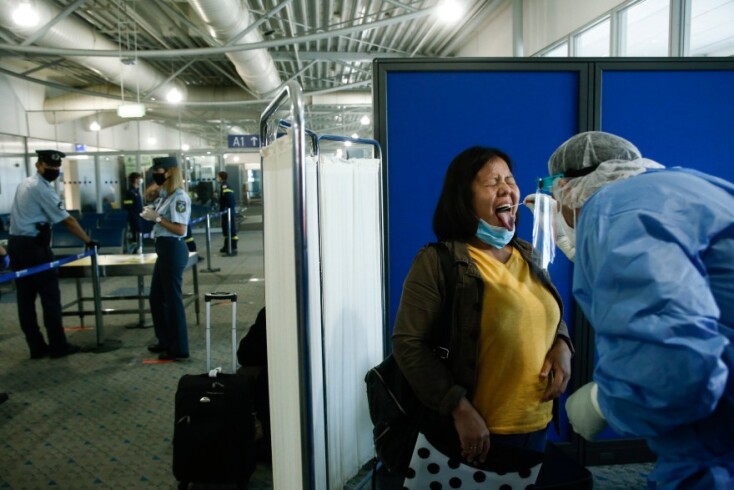 Επισκέπτρια υποβάλλεται στο τεστ