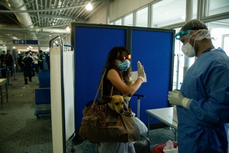 Επισκέπτρια που μόλις υποβλήθηκε στο τεστ του κορωνοϊού