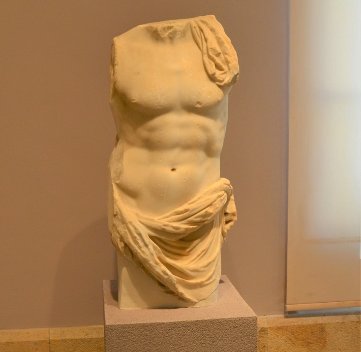 Γυμνός κορμός ανδρικού αγάλματος, πιθανόν του Κλαυδίου, του τύπου του Ηγεμόνος των ελληνιστικών χρόνων, με ιμάτιο γύρω από την μέση και τον αριστερό ώμο. Βρέθηκε στην Κακή Σκάλα Κεφάλου. Γύρω στο 220 π.Χ